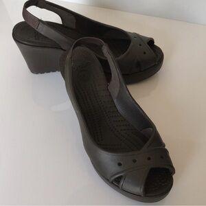 Crocs 8 M Brown Peep Toe
Slingback Platforms